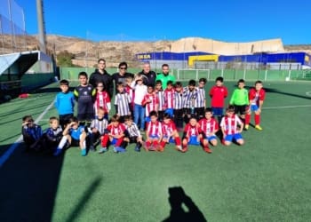 El Benjamin San Urbano de 4ª no pudo ante un gran equipo como el Club Polideportivo Almería que ganó 5-3 . Enhorabuena a todos por el gran compañerismo . A seguir luchando equipo !
