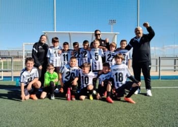 Victoria del Benjamin de 4ª en casa por 5 a 2 frente al CD Tae . Enhorabuena equipo !