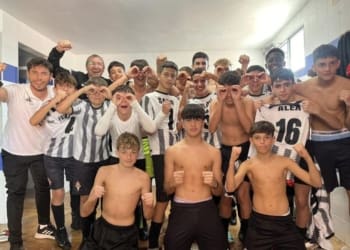 Victoria del Infantil autonómico por 0 a 2 en su visita al Linares Deportivo y que hace seguir al equipo de Mario Franco líderes de grupo . Enhorabuena equipo !