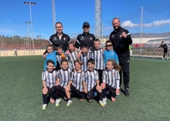 Gran partido de los dos primeros clasificados de la categoría de prebenjamin de 2ª donde al final los Cañaeros se llevaron el partido por 3 a 1 frente al CD Eda . Enhorabuena equipo !