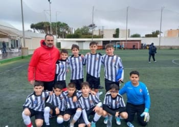 El Alevín San Urbano de 2ª se trae un punto tras el empate a dos goles en su visita al Centro Deportivo Roquetas . Vamos equipo !