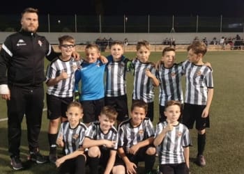 El benjamín San Urbano de 3ª consigue un valioso empate a dos goles frente al Cuevas CF . Vamos equipo !