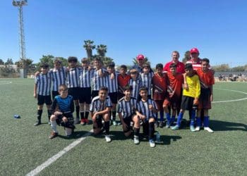 El Alevín de 2ª se impone con autoridad a la Mojonera CF, donde nuestro entrenador Francisco José Cazorla (Maras) recibió la tarjeta verde tras quitar a dos jugadores del equipo titular y así igualar el número de jugadores del equipo visitante y jugar cinco contra cinco . Enhorabuena mister ! Enhorabuena equipo !