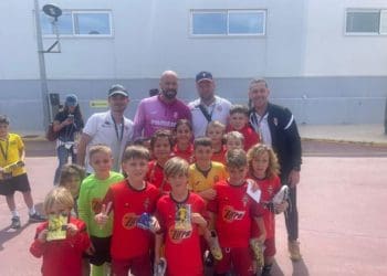 El Prebenjamin A de Jose Maria pasa a la gran final de la Yellow Cup tras vencer en la semifinal al Top Training Talent por 6-0. Además nuestro equipo tuvo el privilegio de poder hecharse una foto con Pepe Reina, campeón del mundo con España. Suerte para mañana !