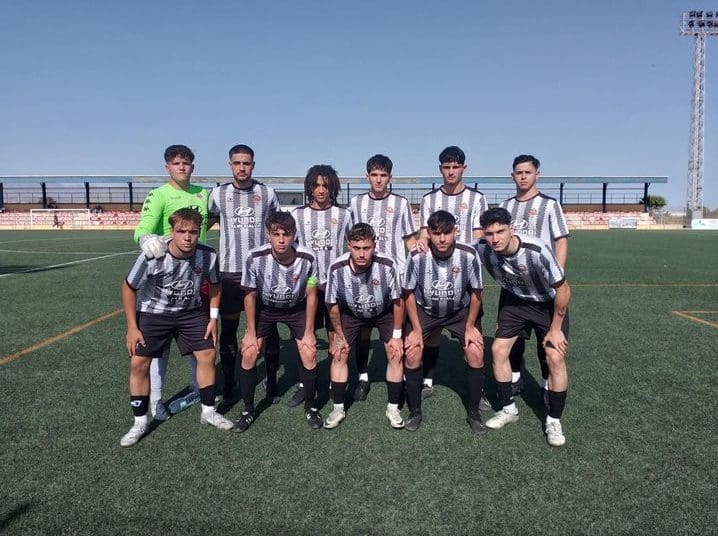 El juvenil A de división de honor consigue un valioso empate a dos goles frente al Cádiz CF que logró empatar el partido en los últimos minutos del partido . Otra buena noticia fue el debut del cadete Mario Polo Hernández que además fue objeto de un penalti y que el mismo se encargó de materializarlo. Enhorabuena equipo por la gran temporada !