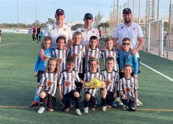 El prebenjamin de 2ª sigue con su racha y configue otra victoria frente a la ADP Parador . Enhorabuena equipo !