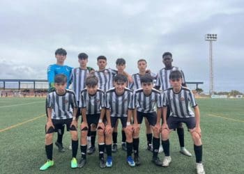Ya tenemos otro ascenso este fin de semana , después del Cadete hoy les toca festejarlo al Infantil autonómico que jugará el año que viene el la máxima categoría de división de honor . Enhorabuena al cuerpo técnico , jugadores y familiares por hacerlo posible . Vamos Cañada !