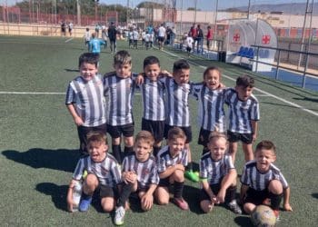 En el equipo bebe A siguen divirtiéndose y aprendiendo y ganan su partido frente a los Molinos CF . Enhorabuena equipo !