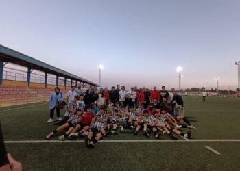 En el partido atrasado del cadete preferente, nuestro equipo se impuso por 4 a 1 al Club Natación . También se le hizo entrega por parte de la Federación Almeriense de Futbol del trofeo de campeón de liga . Enhorabuena equipo !