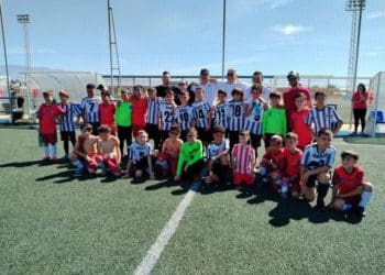 Los dos equipos benjamines de 4ª Cañada y San Urbano disputaron su partido que al final se acabó llevando la Cañada . Enhorabuenas a los dos equipos por el gran comportamiento . Vamos Cañada ! Vamos San Urbano !