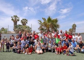 Nuestro Prebenjamin A vence en su penúltimo partido de Liga al Huercal donde le dieron la copa por proclamarse Campeones de Almería. Además, despues del parido el equipo se fue de celebración. Grandes!