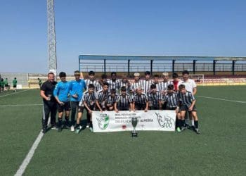El infantil autonómico recibió por parte de la RFAF - Delegación de Almería la copa de campeón de liga autonómico . Enhorabuena equipo por el campeonato y el ascenso a división de honor . Vamos Cañada !