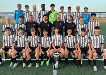 Foto para el recuerdo del infantil autonómico que consigue esta temporada el ascenso a división de honor . Equipazo !