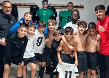 Importante victoria de nuestro alevín 2ª ante el @cdvilladealbox que nos sigue dejando en lo más alto de la tabla.