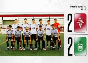 Empate bajo la lluvia en un partido de máxima intensidad. Nuestro Cadete Andaluz peleó hasta el final y sumó un punto tras el 2-2.